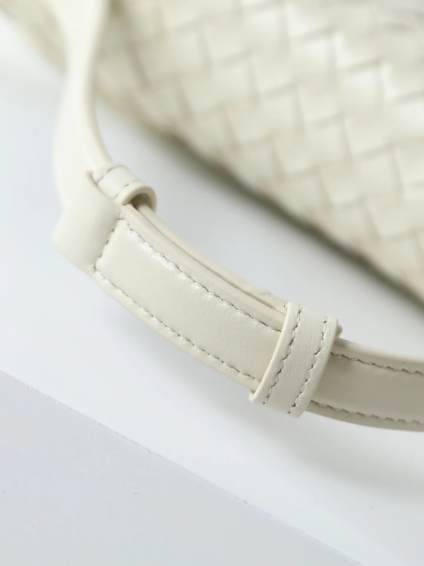 980. BV's new early spring bag Knot Lock series is now on the market! The entire bag shape is presented with 10mm Intrecciato weaving technology, and is equipped with Knot x3 rotating buttons! There are compartments and multiple card slots inside! It is a versatile commuter bag that can be used in various occasions. It has multiple carrying methods, and the shoulder strap is also detachable, hand-held, shoulder-carrying, and cross-body. Retro and fashionable, the exquisite old money style is easy to handle! Size: 25*16*5.5cm Style number: 817191